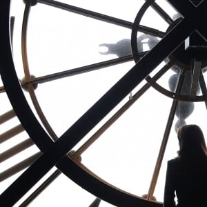 Le prince William et Kate Middleton visitent la galerie des impressionnistes au musée d'Orsay à Paris le 18 mars 2017.