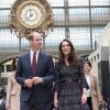 Le prince William et Kate Middleton visitent la galerie des impressionnistes au musée d'Orsay à Paris le 18 mars 2017.