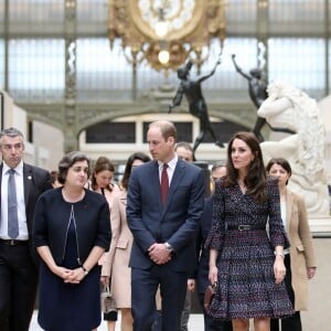 Laurence des Cars, présidente du musée d'Orsay - Le prince William et Kate Middleton visitent la galerie des impressionnistes au musée d'Orsay à Paris le 18 mars 2017.