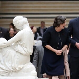 Laurence des Cars, présidente du musée d'Orsay - Le prince William et Kate Middleton visitent la galerie des impressionnistes au musée d'Orsay à Paris le 18 mars 2017.