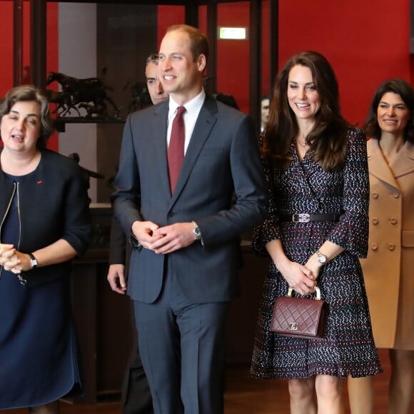 Laurence des Cars, présidente du musée d'Orsay -  Le prince William et Kate Middleton visitent la galerie des impressionnistes au musée d'Orsay à Paris le 18 mars 2017.