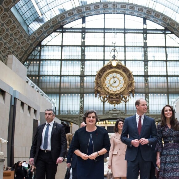 Laurence des Cars, présidente du musée d'Orsay - Le prince William et Kate Middleton visitent la galerie des impressionnistes au musée d'Orsay à Paris le 18 mars 2017.