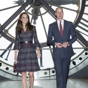 Le prince William et Kate Middleton visitent la galerie des impressionnistes au musée d'Orsay à Paris le 18 mars 2017.