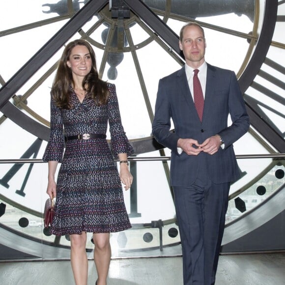 Le prince William et Kate Middleton visitent la galerie des impressionnistes au musée d'Orsay à Paris le 18 mars 2017.