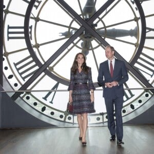 Le prince William et Kate Middleton visitent la galerie des impressionnistes au musée d'Orsay à Paris le 18 mars 2017.