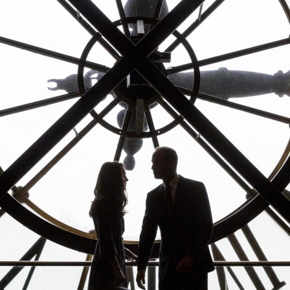 Le prince William et Kate Middleton visitent la galerie des impressionnistes au musée d'Orsay à Paris le 18 mars 2017.