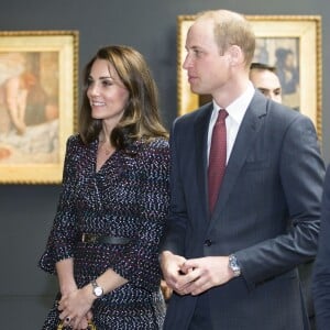 Le prince William et Kate Middleton visitent la galerie des impressionnistes au musée d'Orsay à Paris le 18 mars 2017.