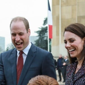 Le prince William et Kate Middleton rencontrent des jeunes fans de rugby sur le parvis des droits de l'homme au Trocadéro à Paris le 18 mars 2017.