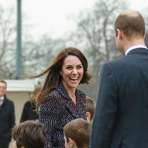 Le prince William et Kate Middleton rencontrent des jeunes fans de rugby sur le parvis des droits de l'homme au Trocadéro à Paris le 18 mars 2017.