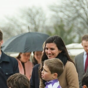 Le prince William et Kate Middleton rencontrent des jeunes fans de rugby sur le parvis des droits de l'homme au Trocadéro à Paris le 18 mars 2017.