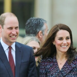 Le prince William et Kate Middleton rencontrent des jeunes fans de rugby sur le parvis des droits de l'homme au Trocadéro à Paris le 18 mars 2017.