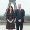 Le prince William et Kate Middleton sur le parvis des droits de l'homme au Trocadéro à Paris le 18 mars 2017.