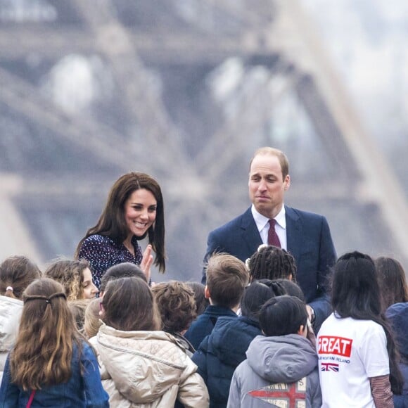 Le prince William et Kate Middleton rencontrent des jeunes fans de rugby sur le parvis des droits de l'homme au Trocadéro à Paris le 18 mars 2017.