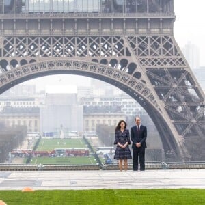 Le prince William et Kate Middleton rencontrent des jeunes fans de rugby sur le parvis des droits de l'homme au Trocadéro à Paris le 18 mars 2017.