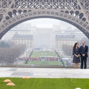 Le prince William et Kate Middleton rencontrent des jeunes fans de rugby sur le parvis des droits de l'homme au Trocadéro à Paris le 18 mars 2017.