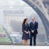 Le prince William et Kate Middleton sur le parvis des droits de l'homme au Trocadéro à Paris le 18 mars 2017.