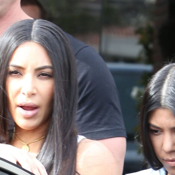 Kim et Kourtney Kardashian avec leurs filles Penelope et North West - La famille Kardashian arrive dans les studios de tournage pour leur émission 'Keeping Up With The Kardashian's' à Los Angeles le 10 mars 2017.