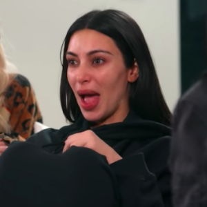 Kim Kardashian racontant son braquage dans l'émission "L'incroyable famille Kardashian", épisode diffusé le 19 mars 2017 aux Etats-Unis