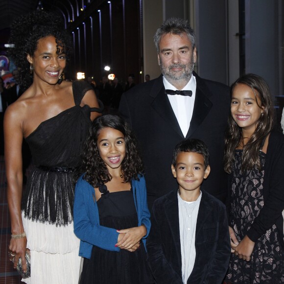 Luc Besson, sa femme Virginie, et leurs enfants Thalia, Sateen, Mao à Saint Denis le 21 septembre 2012.