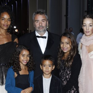 Luc Besson, sa femme Virginie, et leurs enfants Shanna, Thalia, Sateen, Mao à Saint Denis le 21 septembre 2012.