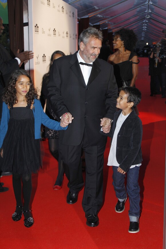 Luc Besson avec ses enfants Sateen et Mao à Saint Denis en septembre 2012.