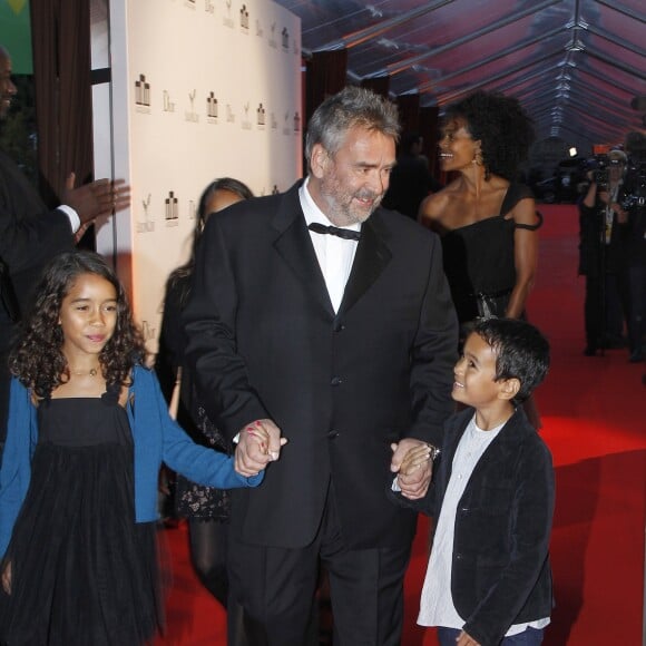 Luc Besson avec ses enfants Sateen et Mao à Saint Denis en septembre 2012.