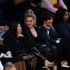 Khloe Kardashian, sa soeur Kourtney Kardashian et leur mère Kris Jenner au match de basketball de Tristan Thompson, contre les Lakers de Los Angeles, le 19 mars 2017