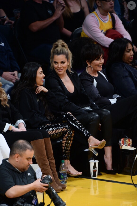 Khloe Kardashian, sa soeur Kourtney Kardashian et leur mère Kris Jenner au match de basketball de Tristan Thompson, contre les Lakers de Los Angeles, le 19 mars 2017