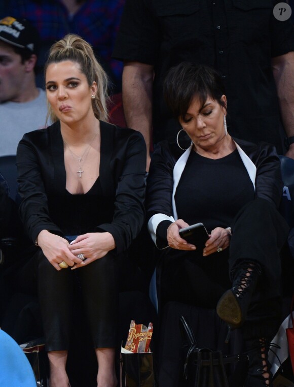 Khloe Kardashian, sa soeur Kourtney Kardashian et leur mère Kris Jenner au match de basketball de Tristan Thompson, contre les Lakers de Los Angeles, le 19 mars 2017