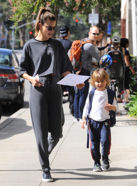 Alessandra Ambrosio se balade avec son fils Noah Mazur dans les rues de Los Angeles, le 3 mars 2017.