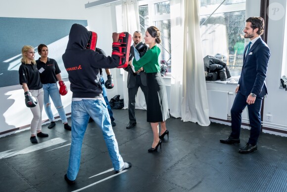 La princesse Sofia de Suède s'est essayée à la boxe lors de l'inauguration d'un nouveau centre de loisirs pour les jeunes défavorisés à Husby, dans la banlieue de Stockholm, le 17 mars 2017.