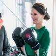  La princesse Sofia de Suède s'est essayée à la boxe lors de l'inauguration d'un nouveau centre de loisirs pour les jeunes défavorisés à Husby, dans la banlieue de Stockholm, le 17 mars 2017. 