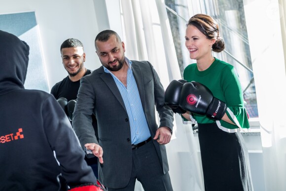La princesse Sofia de Suède s'est essayée à la boxe lors de l'inauguration d'un nouveau centre de loisirs pour les jeunes défavorisés à Husby, dans la banlieue de Stockholm, le 17 mars 2017.