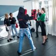  La princesse Sofia de Suède s'est essayée à la boxe lors de l'inauguration d'un nouveau centre de loisirs pour les jeunes défavorisés à Husby, dans la banlieue de Stockholm, le 17 mars 2017. 