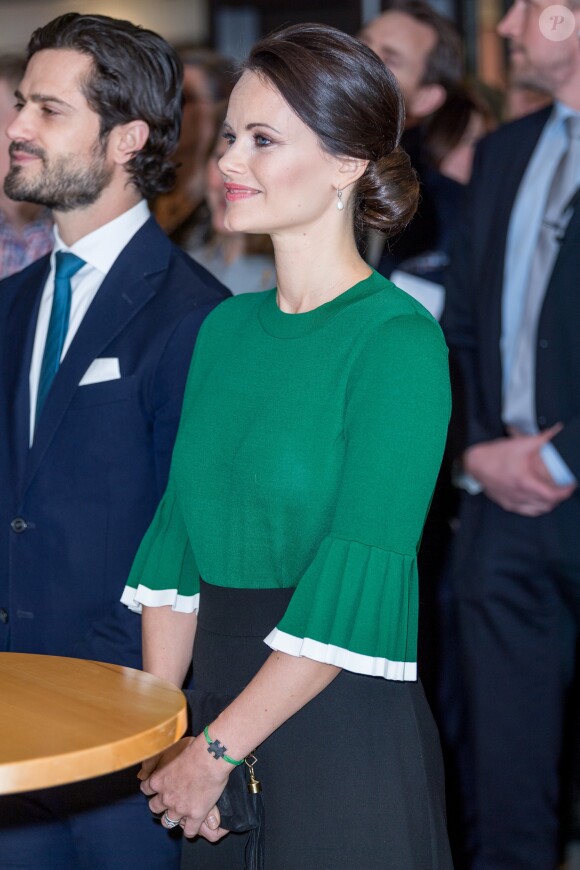 La princesse Sofia et le prince Carl Philip de Suède ont inauguré ensemble un centre de loisirs pour les jeunes défavorisés à Husby, dans la banlieue de Stockholm, le 17 mars 2017.