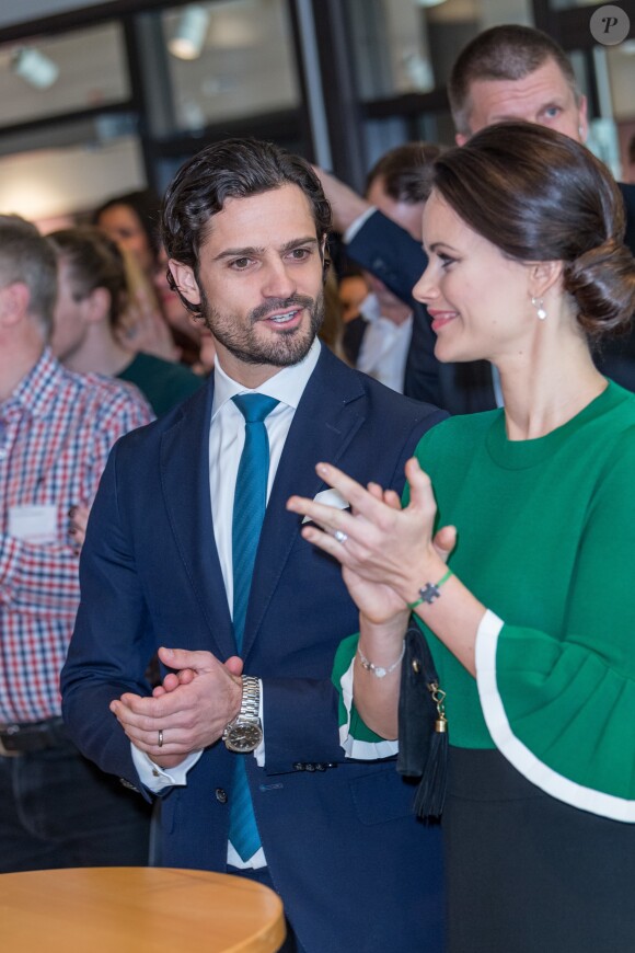 La princesse Sofia et le prince Carl Philip de Suède ont inauguré ensemble un centre de loisirs pour les jeunes défavorisés à Husby, dans la banlieue de Stockholm, le 17 mars 2017.