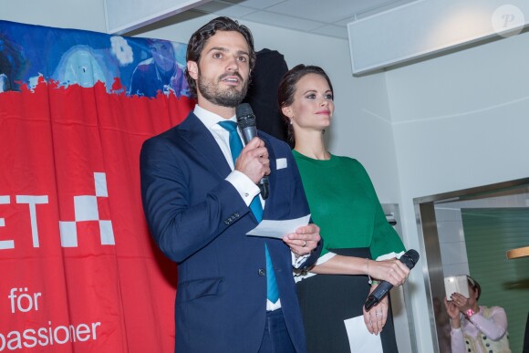 La princesse Sofia et le prince Carl Philip de Suède ont inauguré ensemble un centre de loisirs pour les jeunes défavorisés à Husby, dans la banlieue de Stockholm, le 17 mars 2017.
