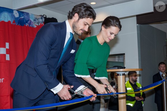 La princesse Sofia et le prince Carl Philip de Suède ont inauguré ensemble un centre de loisirs pour les jeunes défavorisés à Husby, dans la banlieue de Stockholm, le 17 mars 2017.