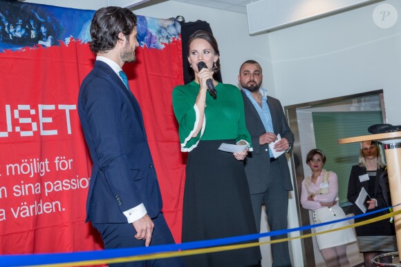 La princesse Sofia et le prince Carl Philip de Suède ont inauguré ensemble un centre de loisirs pour les jeunes défavorisés à Husby, dans la banlieue de Stockholm, le 17 mars 2017.