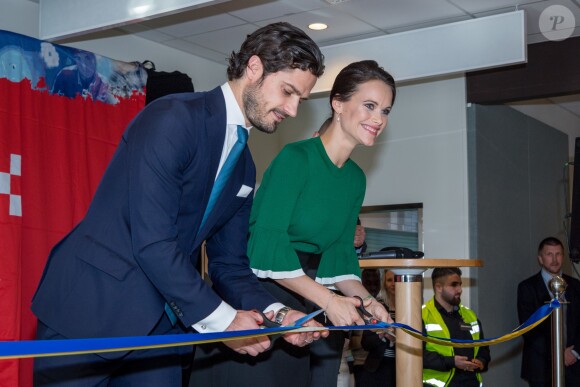 La princesse Sofia et le prince Carl Philip de Suède ont inauguré ensemble un centre de loisirs pour les jeunes défavorisés à Husby, dans la banlieue de Stockholm, le 17 mars 2017.