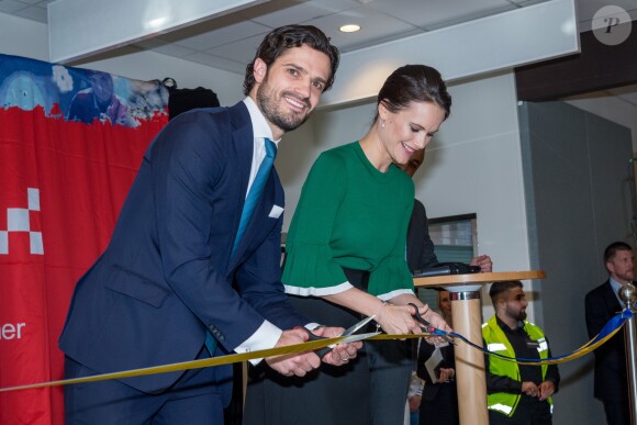 La princesse Sofia et le prince Carl Philip de Suède ont inauguré ensemble un centre de loisirs pour les jeunes défavorisés à Husby, dans la banlieue de Stockholm, le 17 mars 2017.