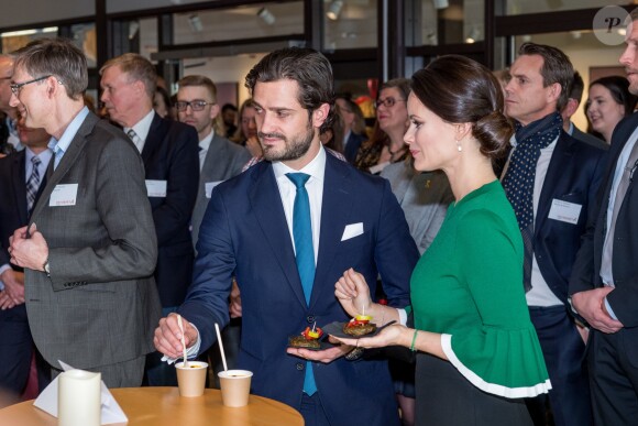 La princesse Sofia et le prince Carl Philip de Suède ont inauguré ensemble un centre de loisirs pour les jeunes défavorisés à Husby, dans la banlieue de Stockholm, le 17 mars 2017.