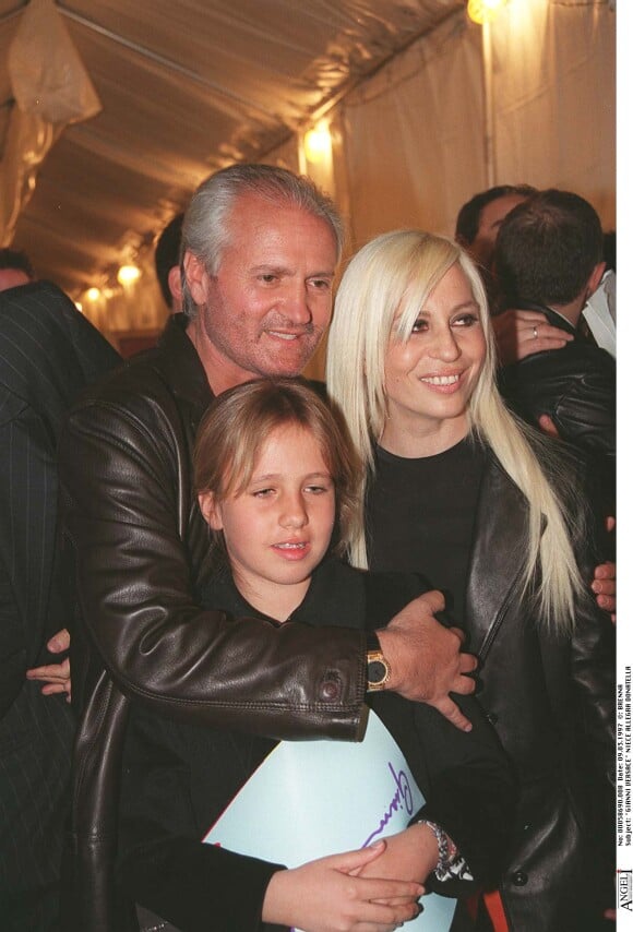 Gianni Versace, sa soeur Donatella Versace et sa nièce (fille de Donatella) Allegra Versace à Milan. Mars 1997.