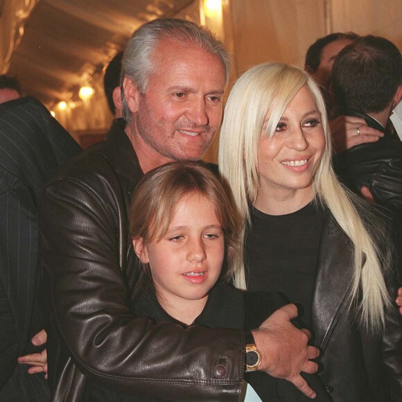 Gianni Versace, sa soeur Donatella Versace et sa nièce (fille de Donatella) Allegra Versace à Milan. Mars 1997.