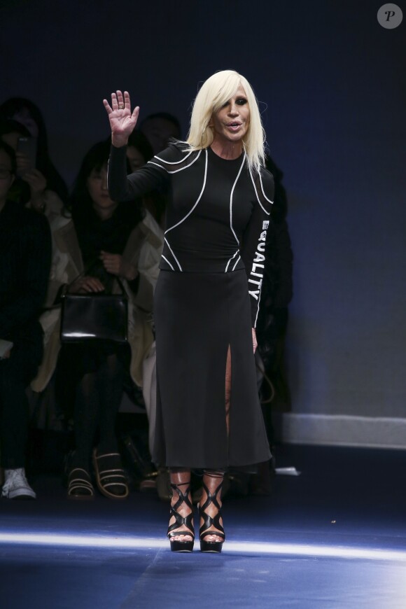 La styliste Donatella Versace - Défilé de mode prêt-à-porter "Versace", collection automne-hiver 2017/2018, à Milan. Le 24 février 2017.