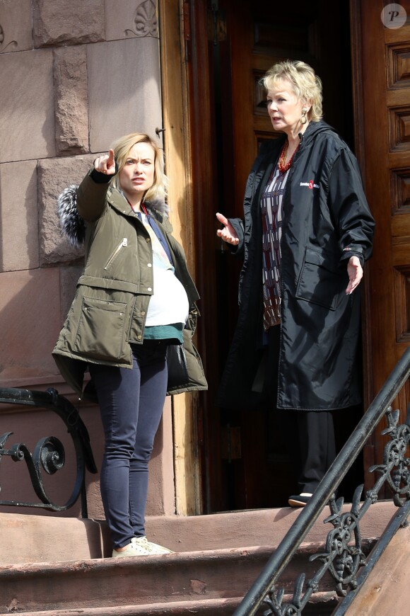 Olivia Wilde (enceinte pour les besoins du tournage) et Annette Bening sur le tournage du film "Life Itself" à New York le 21 mars 2017.