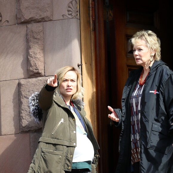 Olivia Wilde (enceinte pour les besoins du tournage) et Annette Bening sur le tournage du film "Life Itself" à New York le 21 mars 2017.
