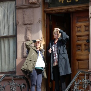 Olivia Wilde (enceinte pour les besoins du tournage) et Annette Bening sur le tournage du film "Life Itself" à New York le 21 mars 2017.