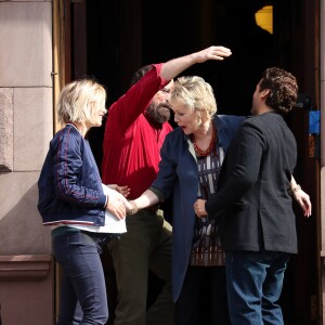 Olivia Wilde (enceinte pour les besoins du tournage), Mandy Patinkin, Annette Bening et Oscar Isaac sur le tournage du film "Life Itself" à New York le 21 mars 2017.