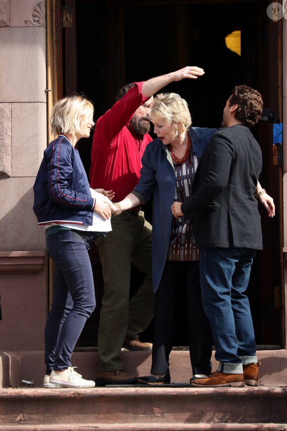 Olivia Wilde (enceinte pour les besoins du tournage), Mandy Patinkin, Annette Bening et Oscar Isaac sur le tournage du film "Life Itself" à New York le 21 mars 2017.